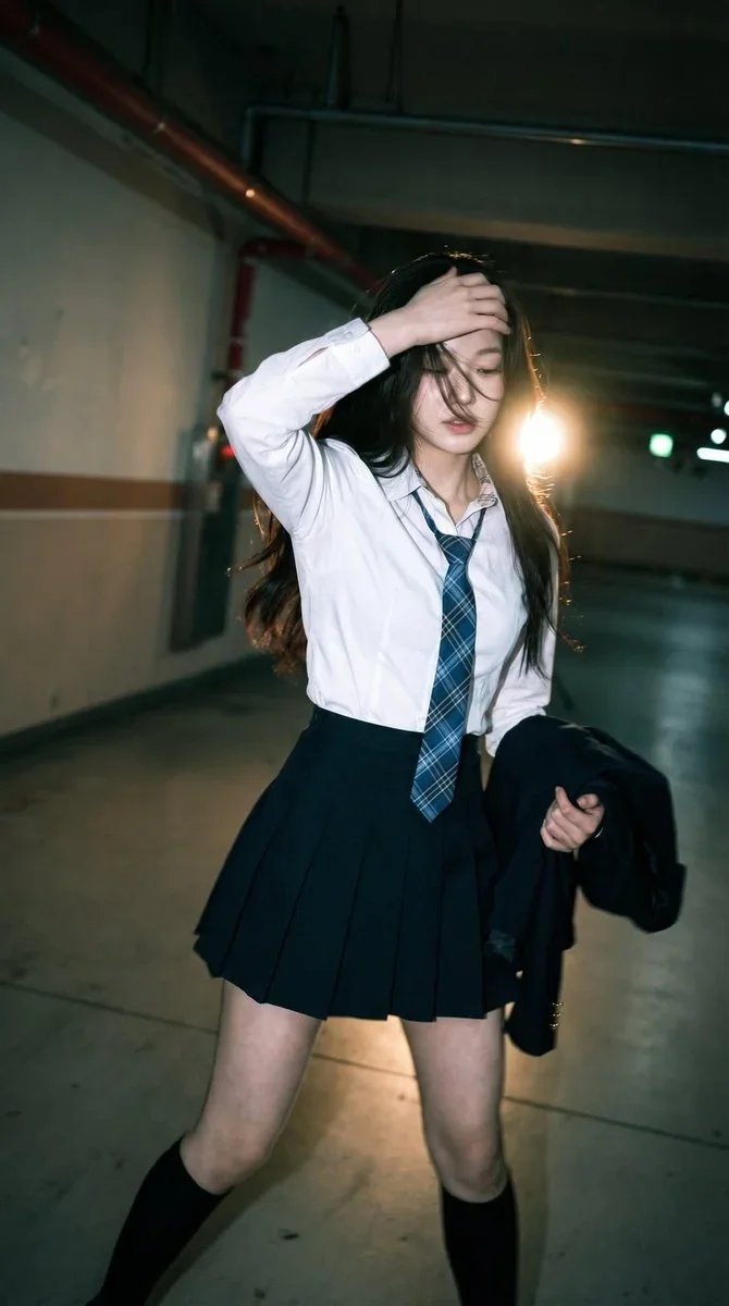 Candid Portrait Of A Young Woman In — image prompt preview
