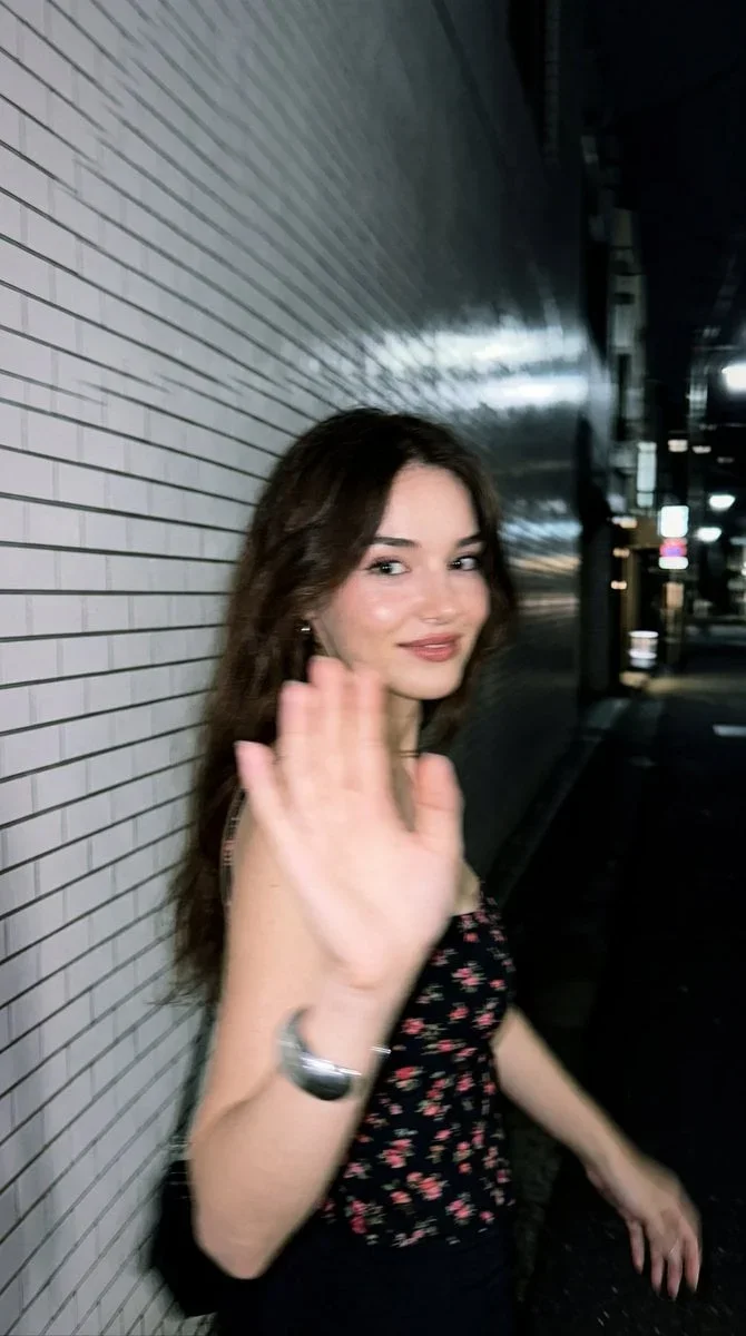 Candid Smartphone Photograph — image prompt preview