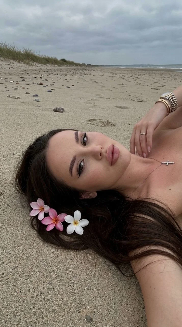Overhead Sand Selfie — image prompt preview