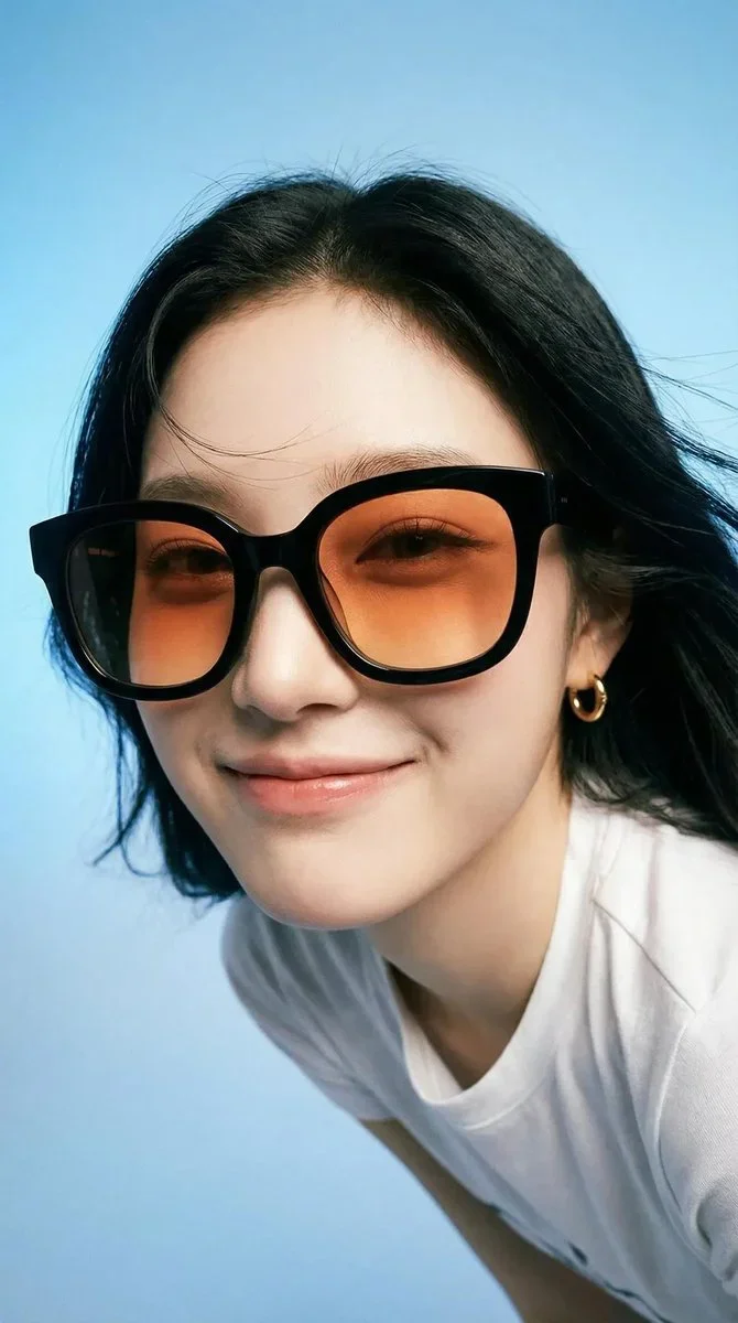 Photorealistic Editorial Portrait Of A Smiling Woman — image prompt preview