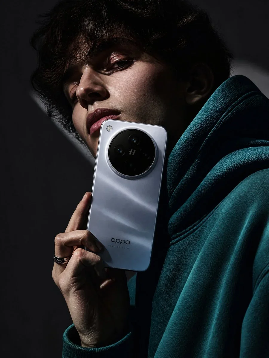 Stunning High-Fashion Advertisement Photo Of A Young — image prompt preview